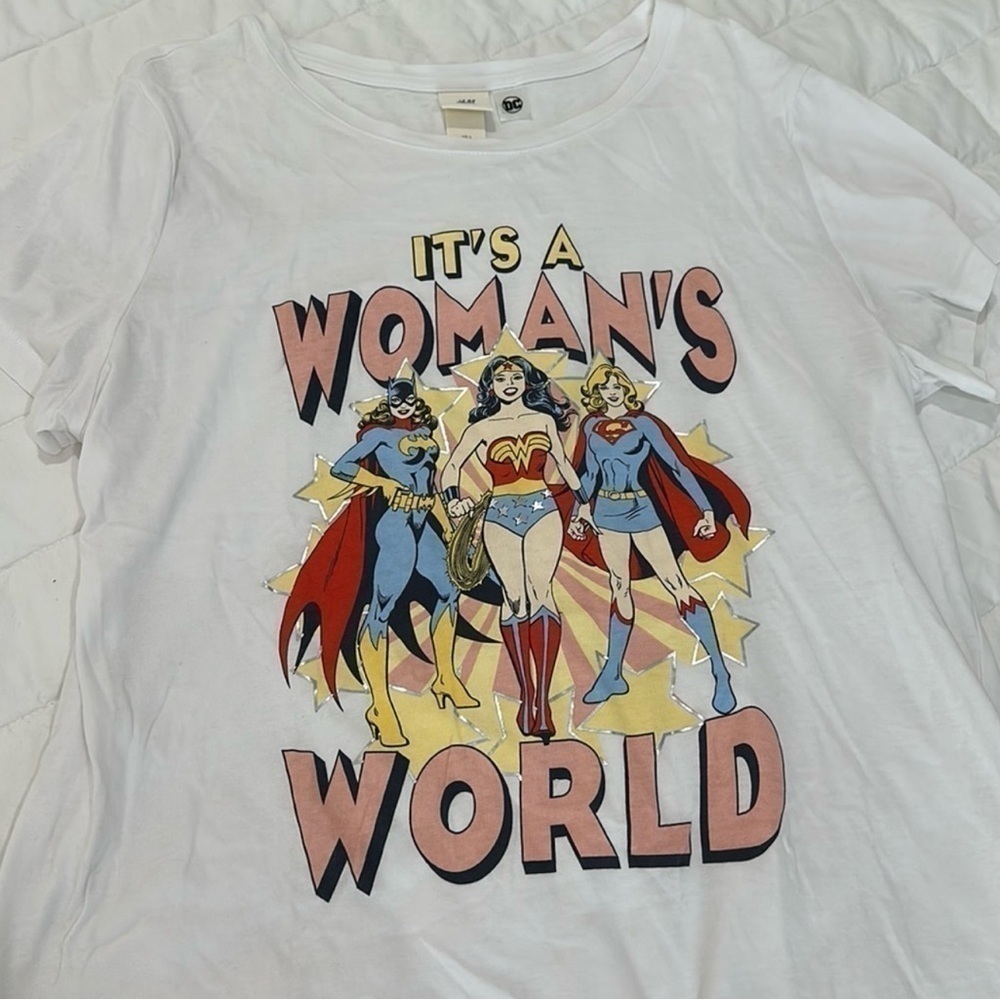 H&M It’s a Woman’s World Superhero T-Shirt in Size Large